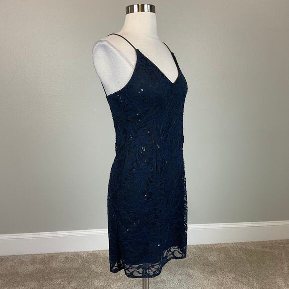 Blue Sequined Lace Cocktail Dress Size 6 Sleeveless V-Neck Mini Sheath by AQUA - Picture 3 of 10